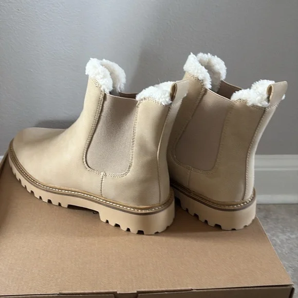 NWT J Crew Sherpa-Lined Chelsea boots, size 8.5 - Picture 5 of 6